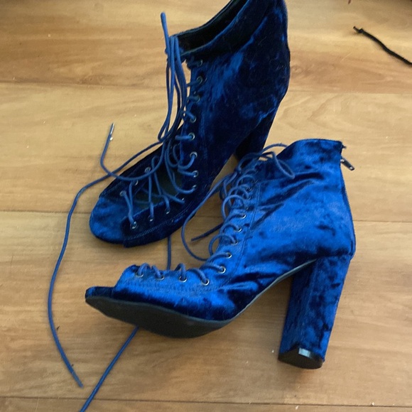 New lace up velvet booties - Picture 2 of 3